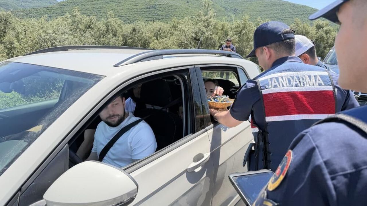 Jandarmadan durdurduğu sürücülere ceza yerine çikolata Jandarmadan durdurduğu sürücülere ceza yerine çikolata