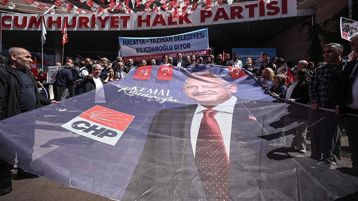 Kemal Kılıçdaroğlu'nun CHP Genel Merkezi'ne Dönüşü: Sloganlar ve Coşku Dolu Anlar Kemal Kılıçdaroğlu'nun CHP Genel Merkezi'ne Dönüşü: Sloganlar ve Coşku Dolu Anlar
