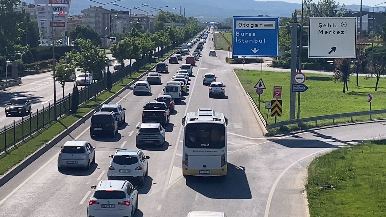 Bursa-Ankara Yolunda Bayram Trafik Yoğunluğu Artıyor Bursa-Ankara Yolunda Bayram Trafik Yoğunluğu Artıyor