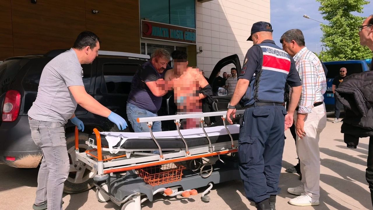 İnegöl'de Akraba Kavgası: 1 Kişi 5 Kez Bıçaklandı İnegöl'de Akraba Kavgası: 1 Kişi 5 Kez Bıçaklandı
