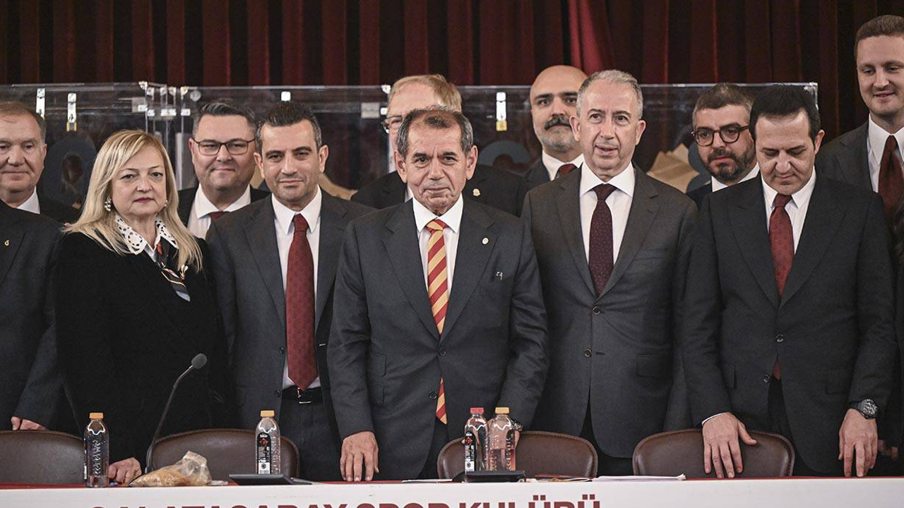 Dursun Özbek, Galatasaray Başkanlığına Resmen Yeniden Seçildi: Mazbatasını Aldı Dursun Özbek, Galatasaray Başkanlığına Resmen Yeniden Seçildi: Mazbatasını Aldı