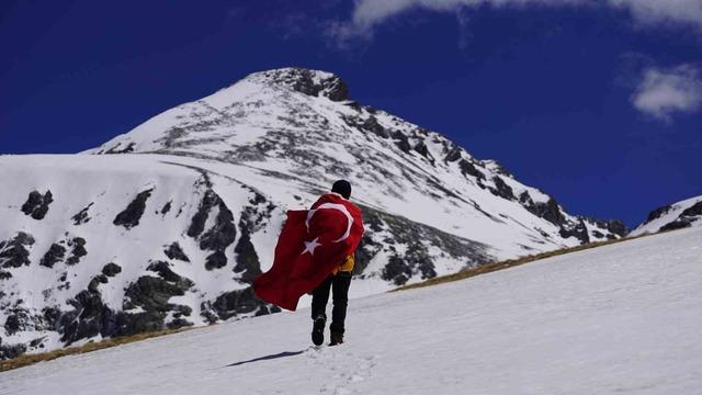 40 Doğaseverden Milli Takıma Destek: Acembol Gölleri'nde Zirve Yürüyüşü