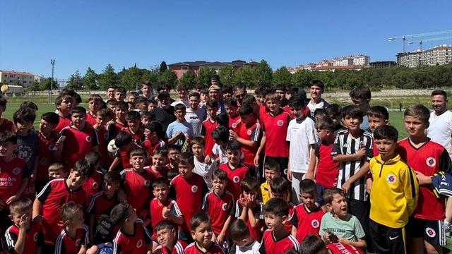 Cengiz Ünder, Balıkesir'de Genç Sporcularla Buluştu: Kariyerine İlk Adımı Attığı Akademiyi Ziyaret Etti
