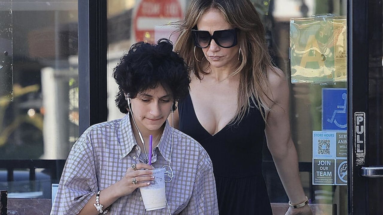 Jennifer Lopez'in Kızı Emme, Cinsiyet Değiştirerek 'Oskar Muñiz' Adını Aldı Jennifer Lopez'in Kızı Emme, Cinsiyet Değiştirerek 'Oskar Muñiz' Adını Aldı
