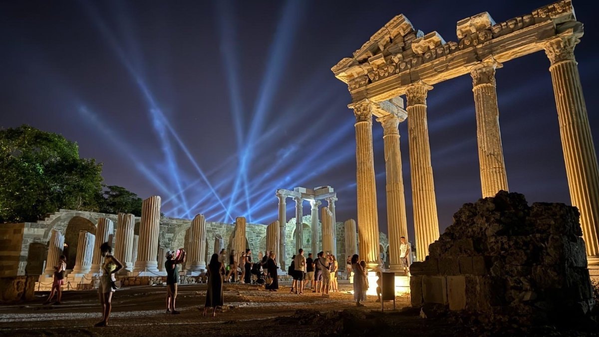 Türkiye'de 20 Müze ve Ören Yeri: Gece Ziyaretleri Başlıyor Türkiye'de 20 Müze ve Ören Yeri: Gece Ziyaretleri Başlıyor