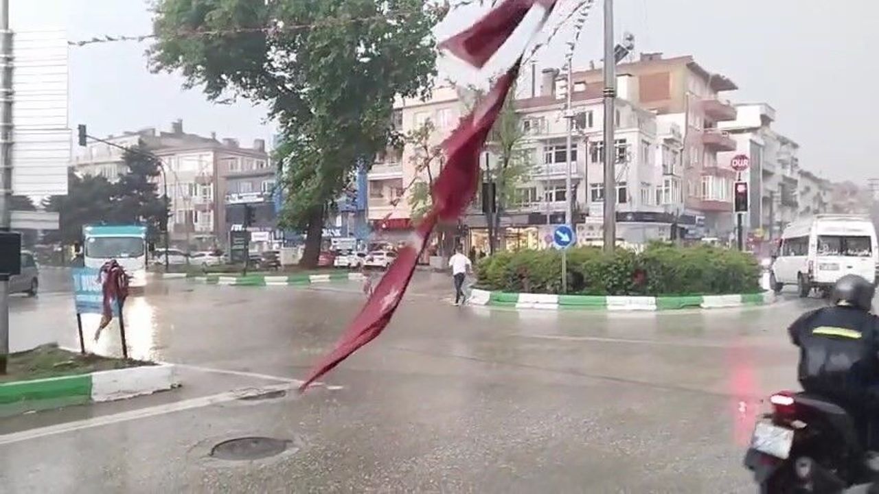 Bursa'da Duyarlı Vatandaşlar: Yırtılan Türk Bayrağını Sele Rağmen Yerinden Kaldırdı Bursa'da Duyarlı Vatandaşlar: Yırtılan Türk Bayrağını Sele Rağmen Yerinden Kaldırdı