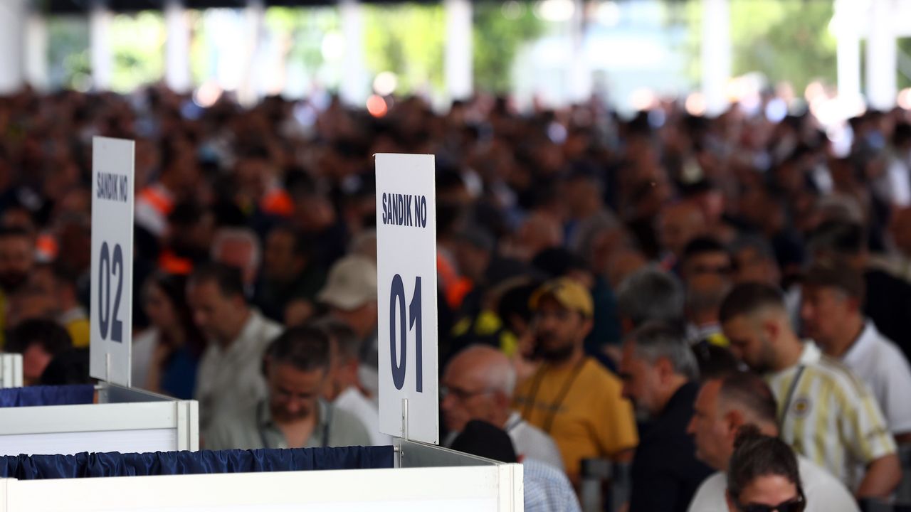 Aziz Yıldırım, Fenerbahçe Seçiminde Açık Ara Önde: Kutlamalar Başladı Aziz Yıldırım, Fenerbahçe Seçiminde Açık Ara Önde: Kutlamalar Başladı