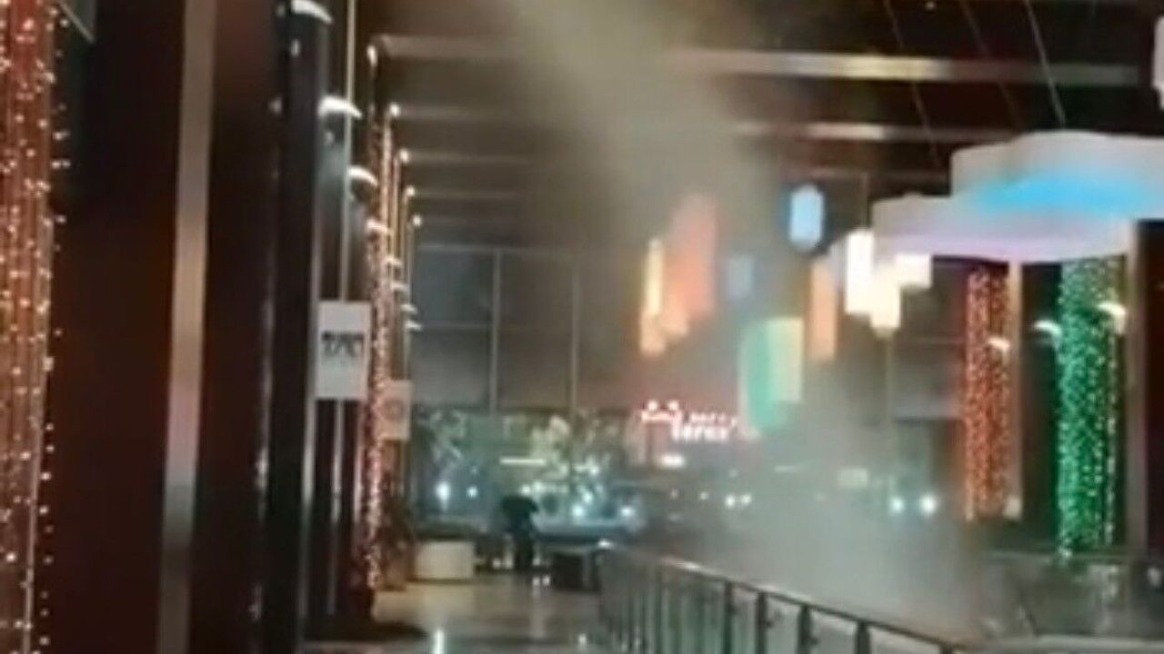 Bursa'da Alışveriş Merkezi Su Bastı: Yangın Fıskiyeleri Devreye Girdi Bursa'da Alışveriş Merkezi Su Bastı: Yangın Fıskiyeleri Devreye Girdi