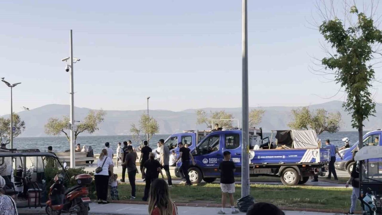 Mudanya'da Zabıta Ekipleri Seyyar Satıcılara Denetim Uyguladı: Tezgahına El Konuldu Mudanya'da Zabıta Ekipleri Seyyar Satıcılara Denetim Uyguladı: Tezgahına El Konuldu