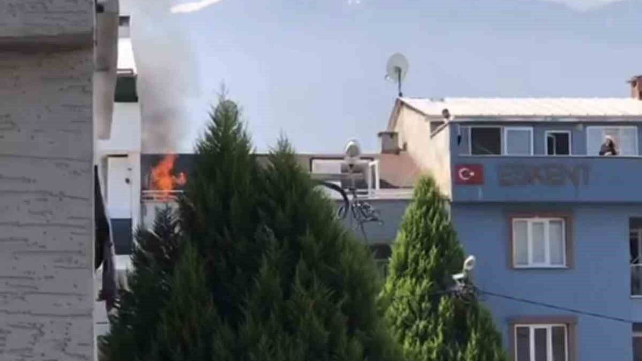 Bursa'da Çatı Yangını: Hızlı Müdahale ile Büyümeden Kontrol Altına Alındı Bursa'da Çatı Yangını: Hızlı Müdahale ile Büyümeden Kontrol Altına Alındı