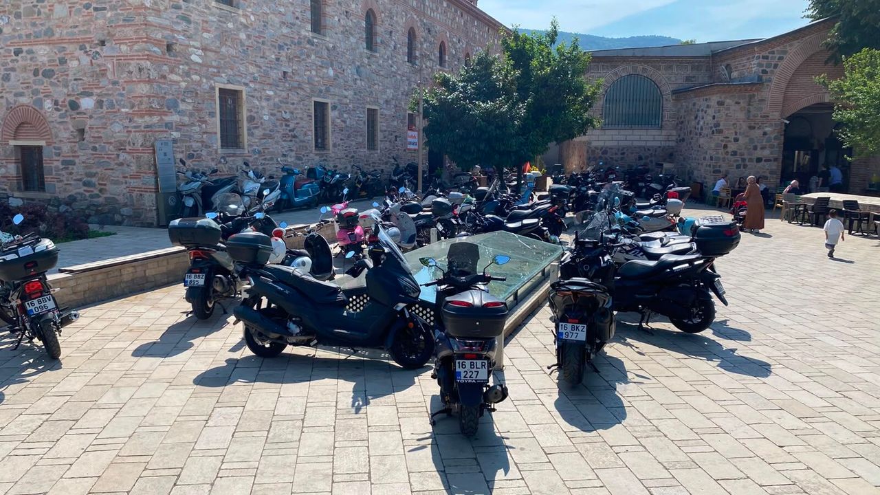 Bursa'daki Tarihi Timülüs Motosiklet Otoparkına Dönüştü: Vatandaşlar Yaklaşamıyor Bursa'daki Tarihi Timülüs Motosiklet Otoparkına Dönüştü: Vatandaşlar Yaklaşamıyor
