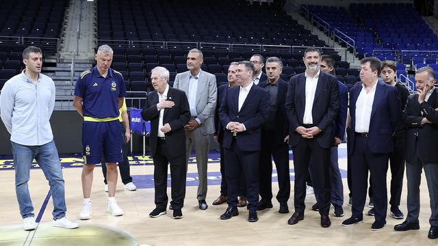Fenerbahçe Beko'ya Destek: Aziz Yıldırım ve Yönetim Kurulu'ndan Ziyaret Fenerbahçe Beko'ya Destek: Aziz Yıldırım ve Yönetim Kurulu'ndan Ziyaret