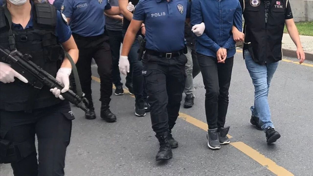 Bursa'da 12 İlde Eş Zamanlı Operasyon: 162 Milyon Liralık Dolandırıcılık Ağı Çökertildi Bursa'da 12 İlde Eş Zamanlı Operasyon: 162 Milyon Liralık Dolandırıcılık Ağı Çökertildi
