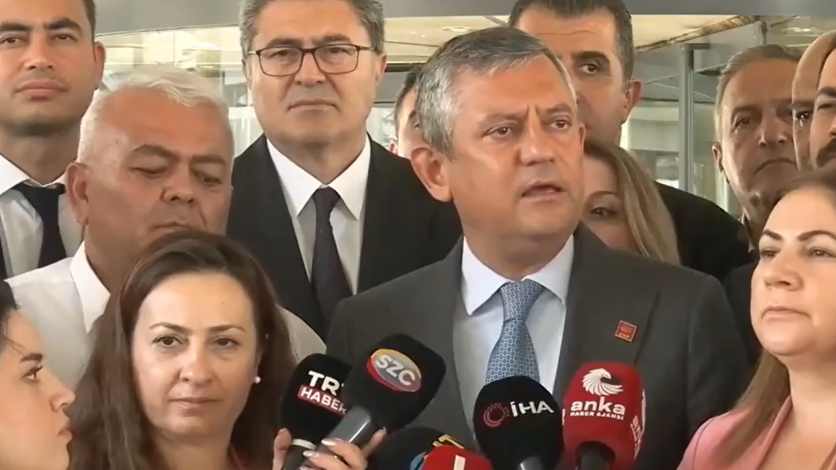 Özgür Özel'den Kritik Çağrı: Tüm Partilileri Görevden Alınan İl Başkanlıklarına Davet Ediyorum Özgür Özel'den Kritik Çağrı: Tüm Partilileri Görevden Alınan İl Başkanlıklarına Davet Ediyorum