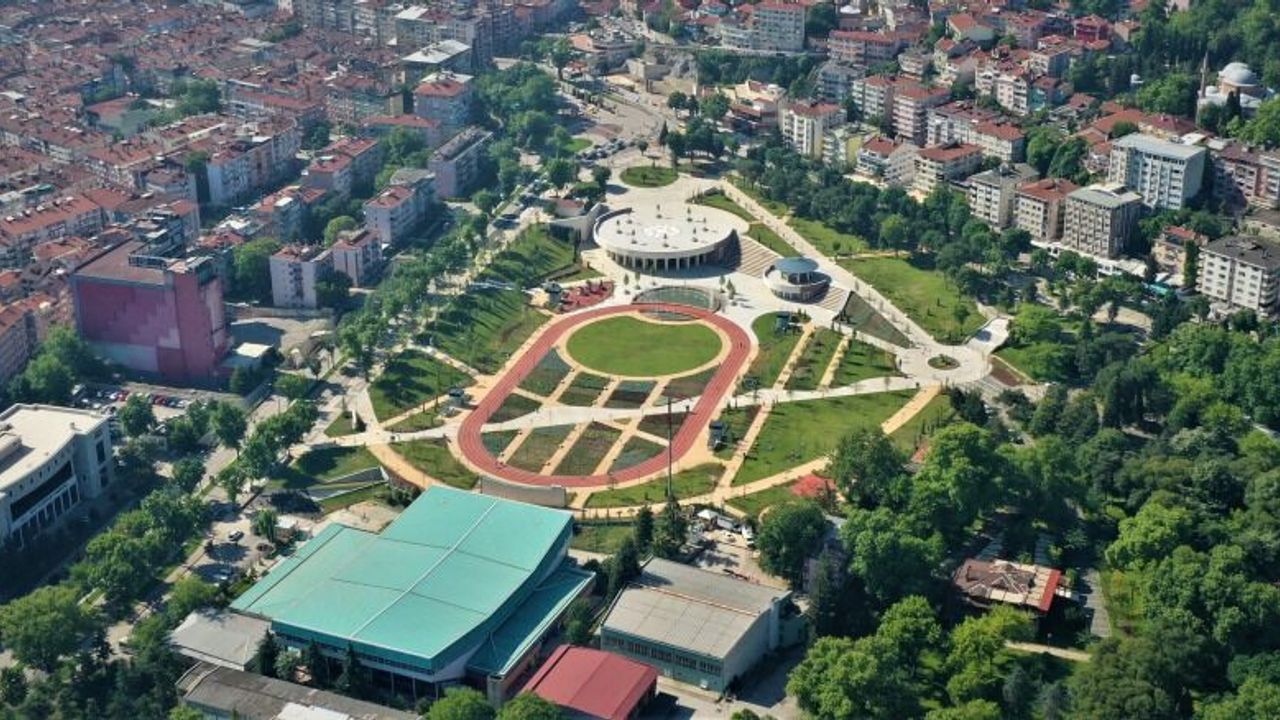 Bursa Millet Bahçesi'nde Bakım Sorunları: Koşu Yolları Çöktü, Gölgelik Alan Yetersiz Bursa Millet Bahçesi'nde Bakım Sorunları: Koşu Yolları Çöktü, Gölgelik Alan Yetersiz