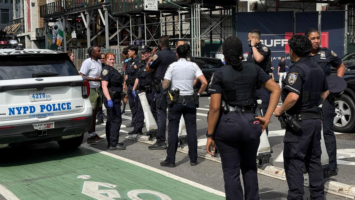 New York'ta Panik: Times Meydanı'nda Silah Sesleri Duyuldu New York'ta Panik: Times Meydanı'nda Silah Sesleri Duyuldu