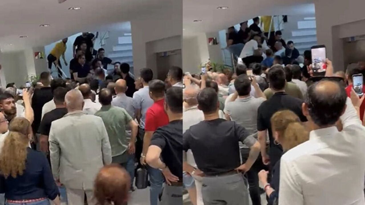 CHP İzmir İl Başkanlığı'nda Arbede: Utku Gümrükçü Bina Girişinde Protesto ile Karşılaştı CHP İzmir İl Başkanlığı'nda Arbede: Utku Gümrükçü Bina Girişinde Protesto ile Karşılaştı