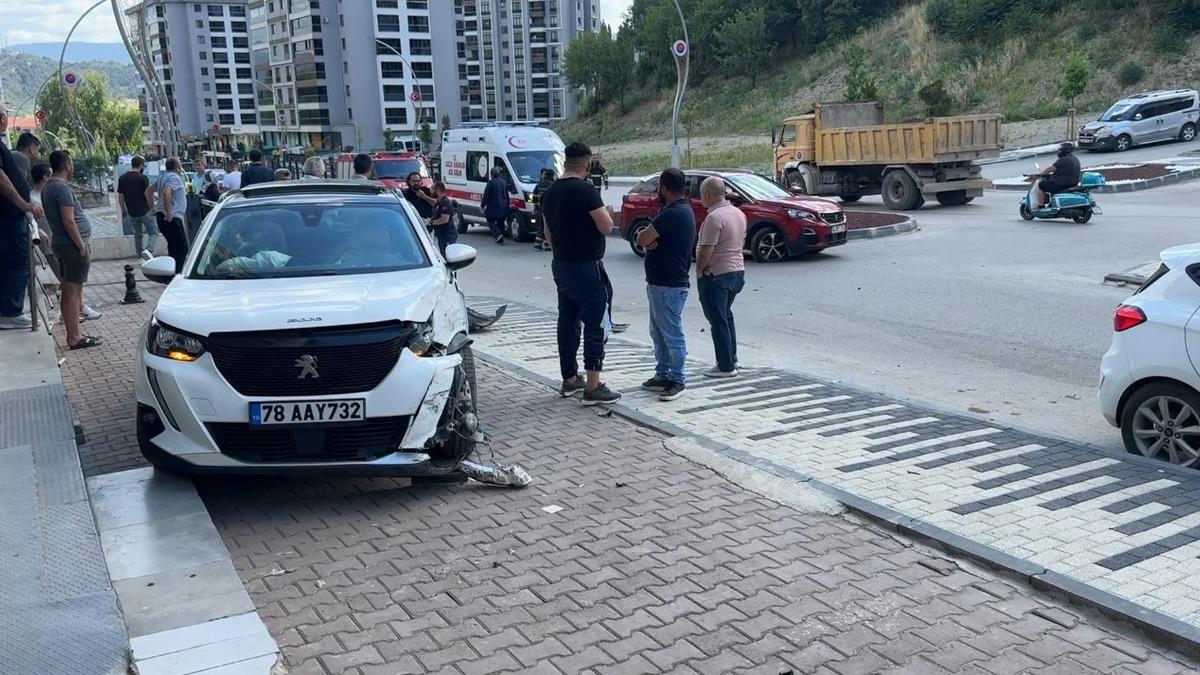 Karabük'te Ehliyetsiz Sürücüyle Çarpışan Araçta Anne ve Kızı Yaralandı Karabük'te Ehliyetsiz Sürücüyle Çarpışan Araçta Anne ve Kızı Yaralandı