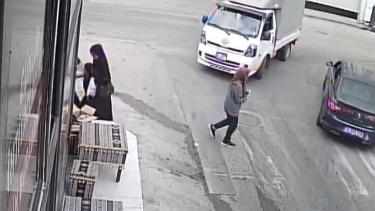 Bursa'da Kamyonet Çarpan Yaşlı Kadın Ağır Yaralandı: Sürücü Tutuklandı Bursa'da Kamyonet Çarpan Yaşlı Kadın Ağır Yaralandı: Sürücü Tutuklandı