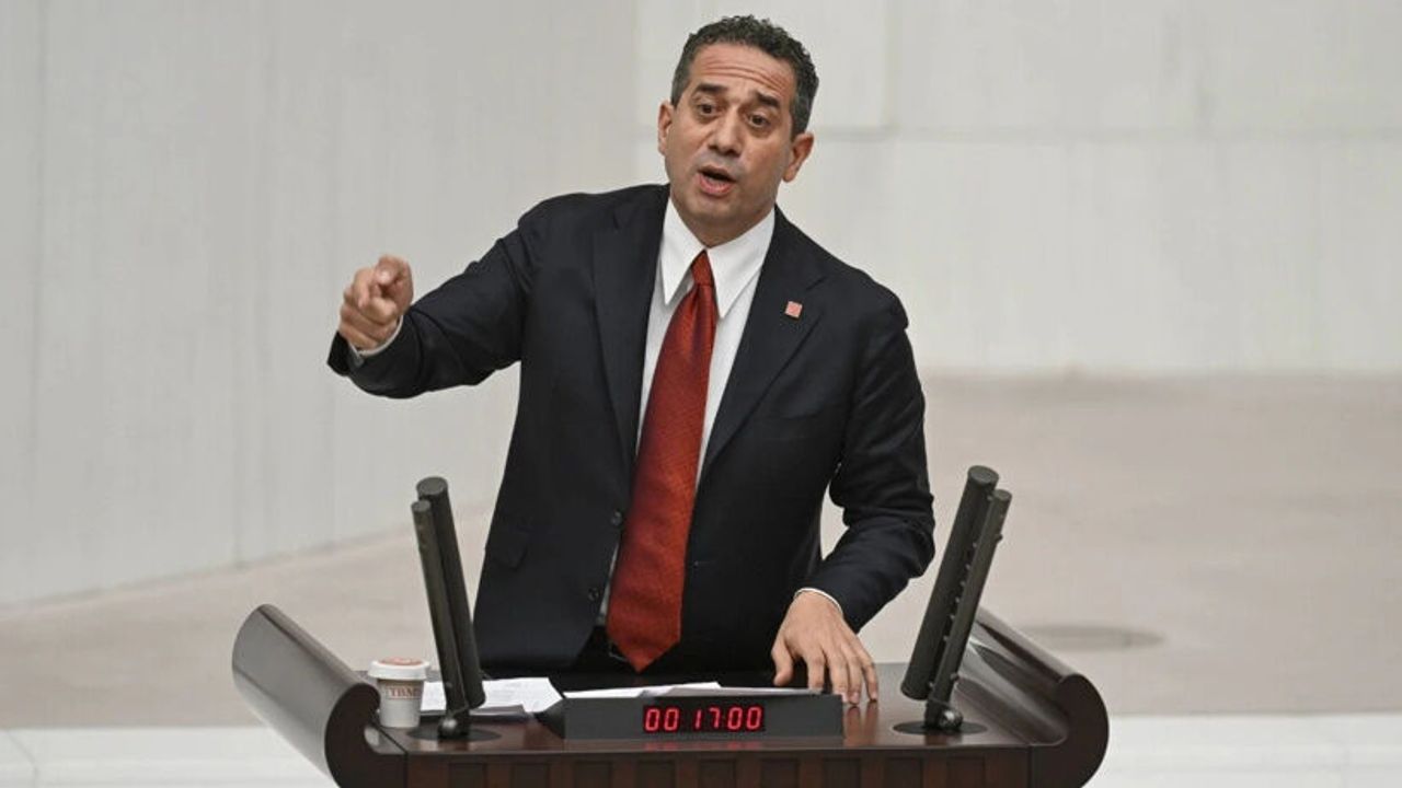 Ali Mahir Başarır Gürsel Tekin'i işaret etti Ali Mahir Başarır Gürsel Tekin'i işaret etti