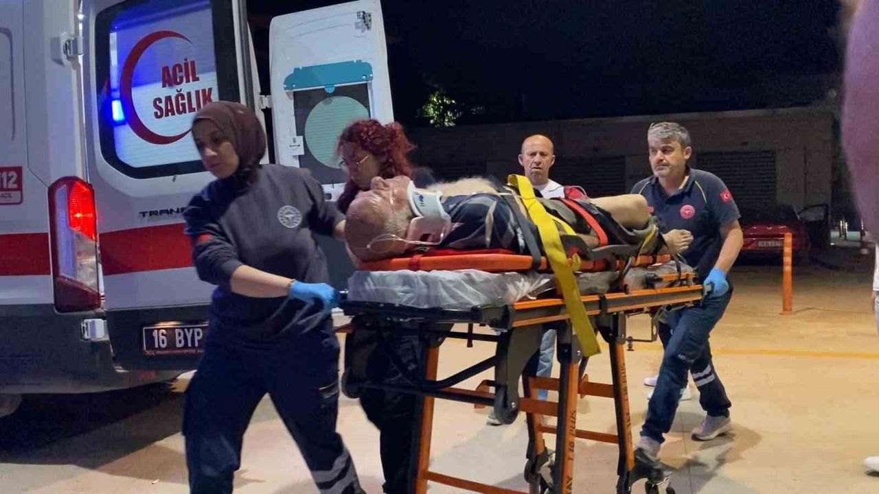 Devrilen traktörün sürücüsü ağır yaralandı Devrilen traktörün sürücüsü ağır yaralandı