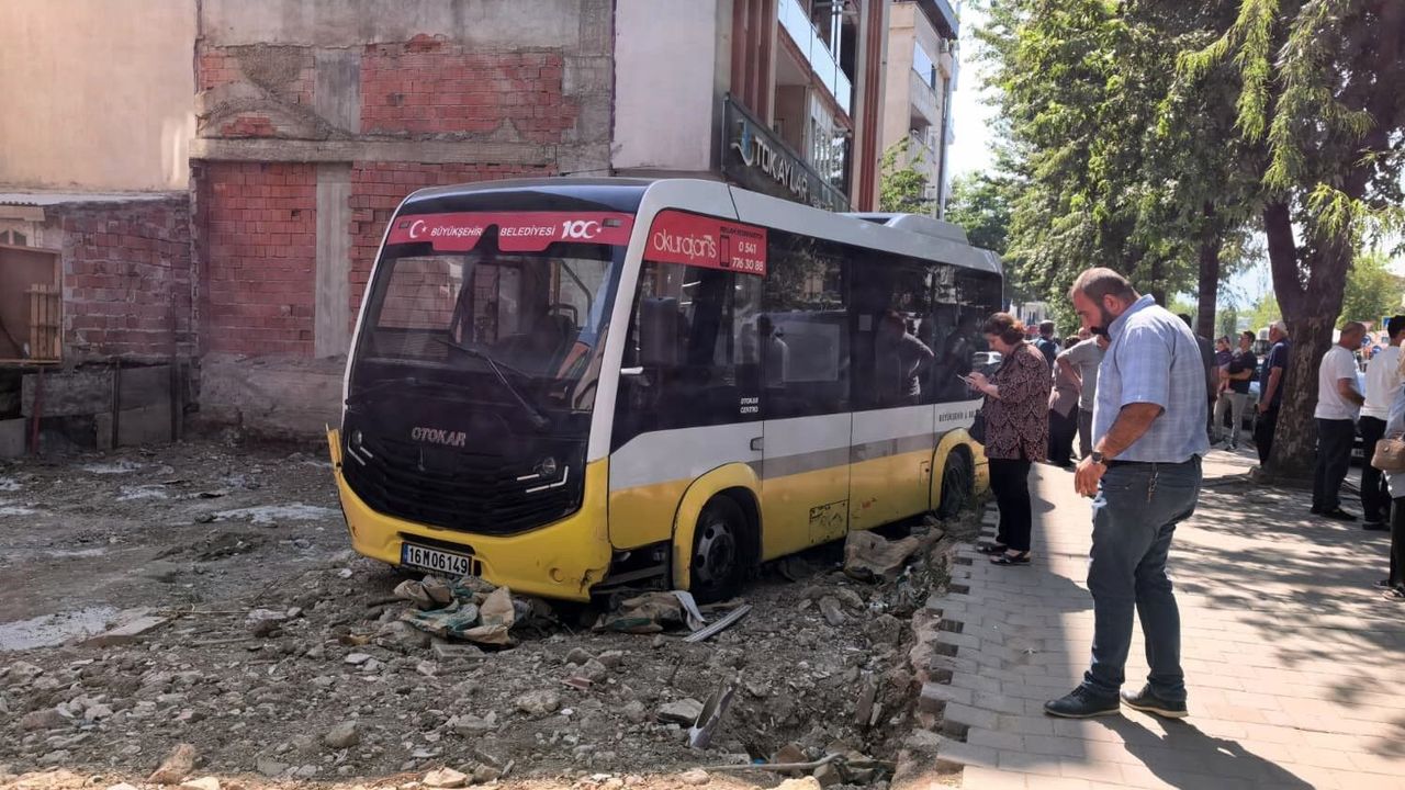 Minibüs, iş yerine çarptıktan sonra boş arsaya uçtu Minibüs, iş yerine çarptıktan sonra boş arsaya uçtu