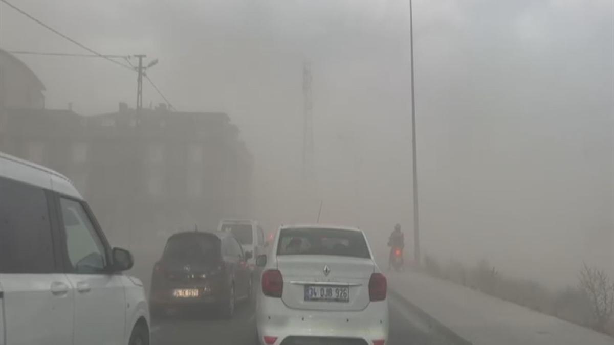 Meteoroloji uyarmıştı! İstanbul'da şiddetli fırtına ve yağmur: Çatılar uçtu, ağaçlar devrildi Meteoroloji uyarmıştı! İstanbul'da şiddetli fırtına ve yağmur: Çatılar uçtu, ağaçlar devrildi