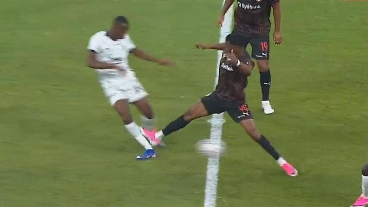 Beşiktaş maçında erken kırmızı kart: Midtjylland 10 kişi kaldı Beşiktaş maçında erken kırmızı kart: Midtjylland 10 kişi kaldı