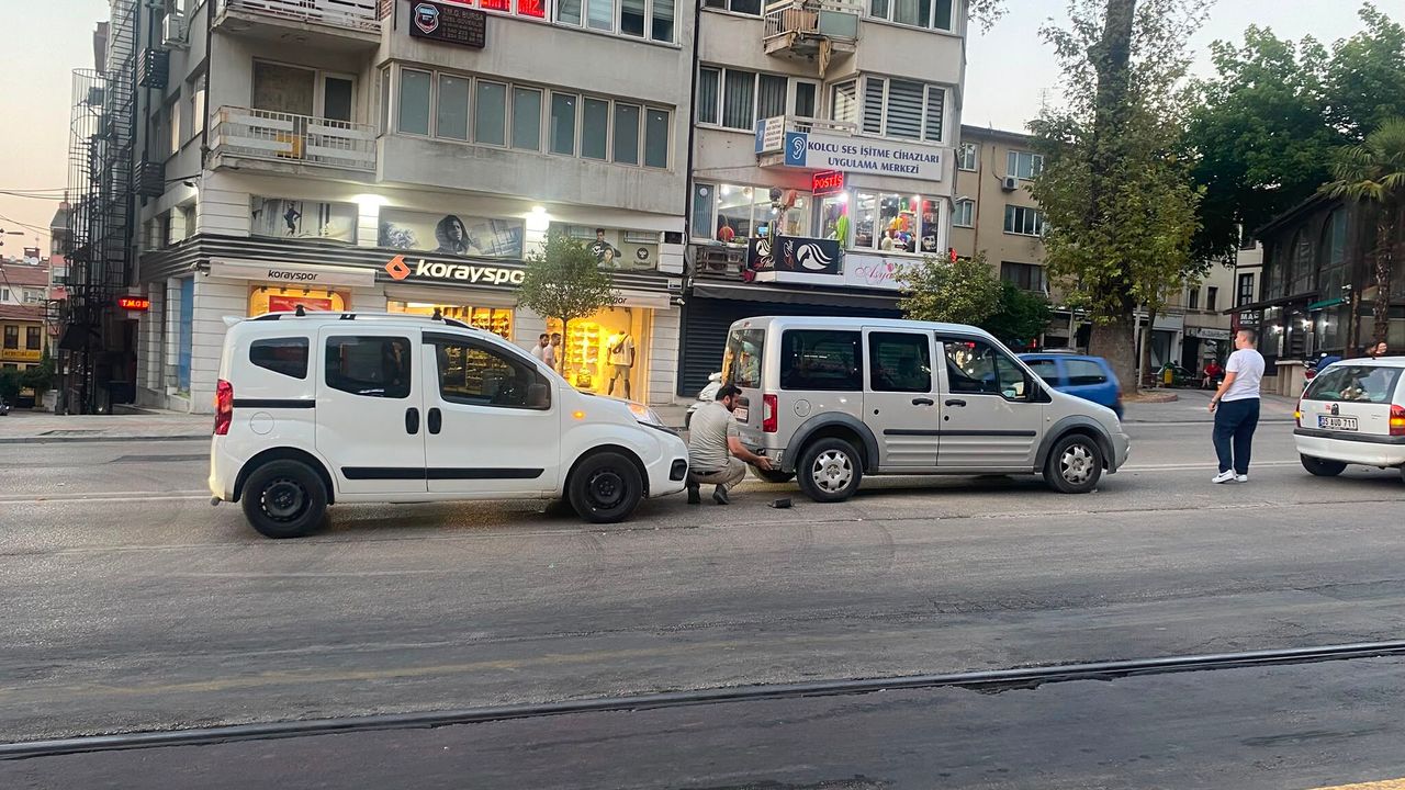 Altıparmak'ta İki Araç Çarpıştı, Trafik Kısa Süreli Aksadı