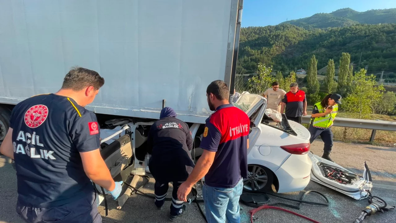 Bursa'dan Tokat'a Giden Otomobil Tıra Çarptı, Sürücü Hayatını Kaybetti