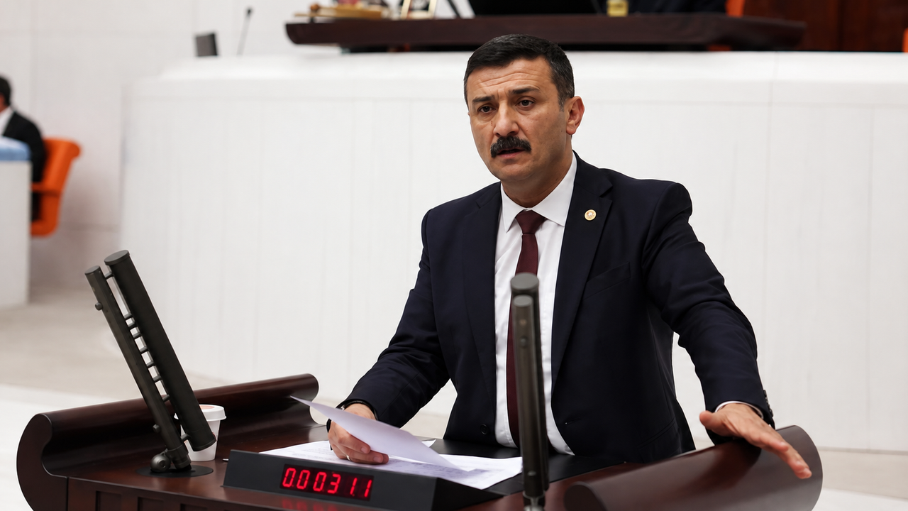 İYİ Partili Türkoğlu, Meclis'te şehit aileleri için kürsü eylemi yaptı