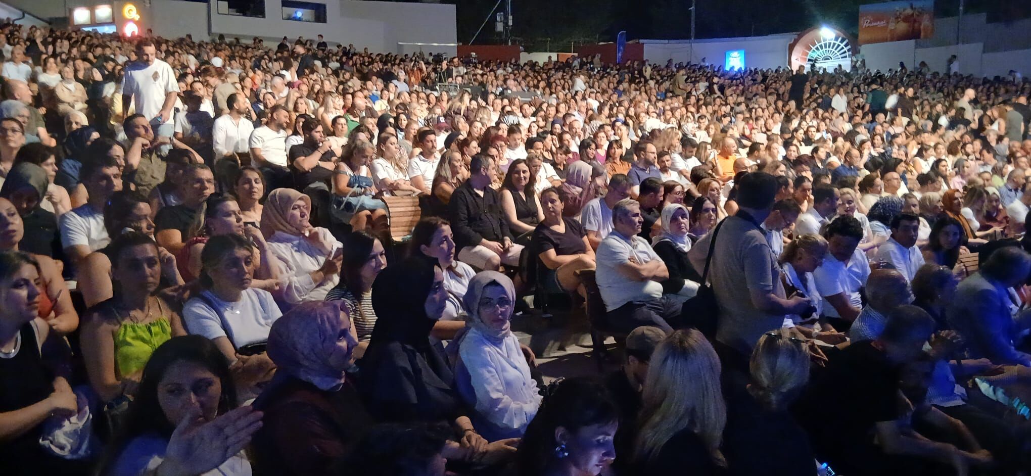 64. Uluslararası Bursa Festivali, Özcan Deniz konseriyle kapandı 64. Uluslararası Bursa Festivali, Özcan Deniz konseriyle kapandı