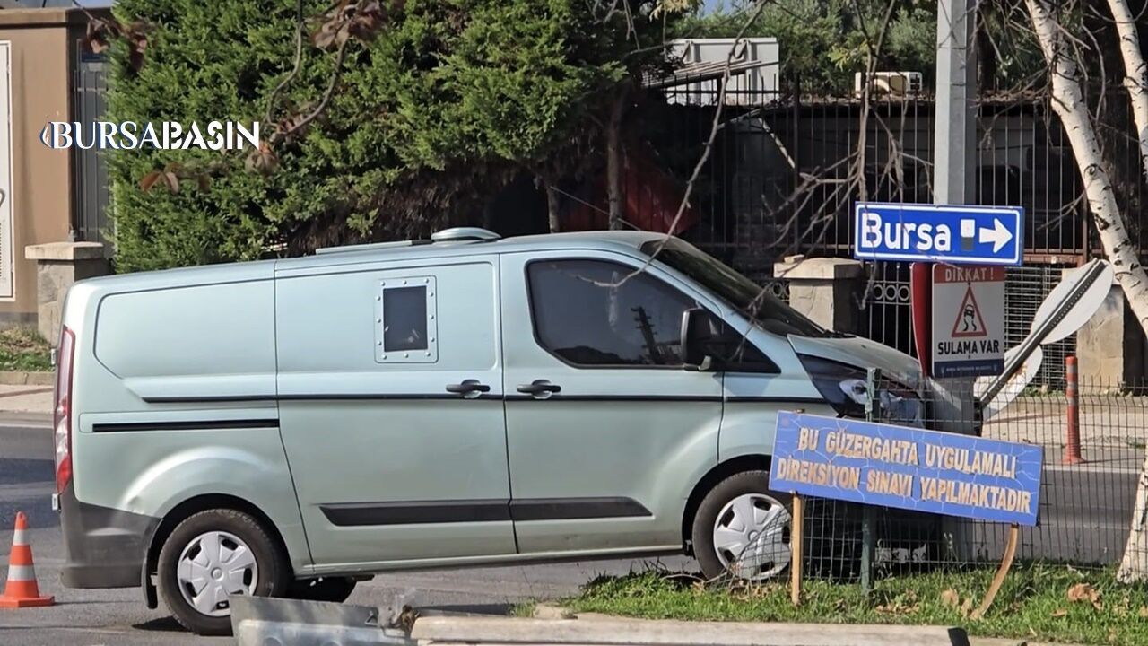 Mudanya'da Zırhlı Banka Aracı Elektrik Direğine Çarptı