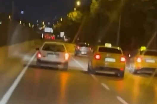 Nilüfer'de iki taksi otomobili sıkıştırdı: Tehlikeli anlar kamerada