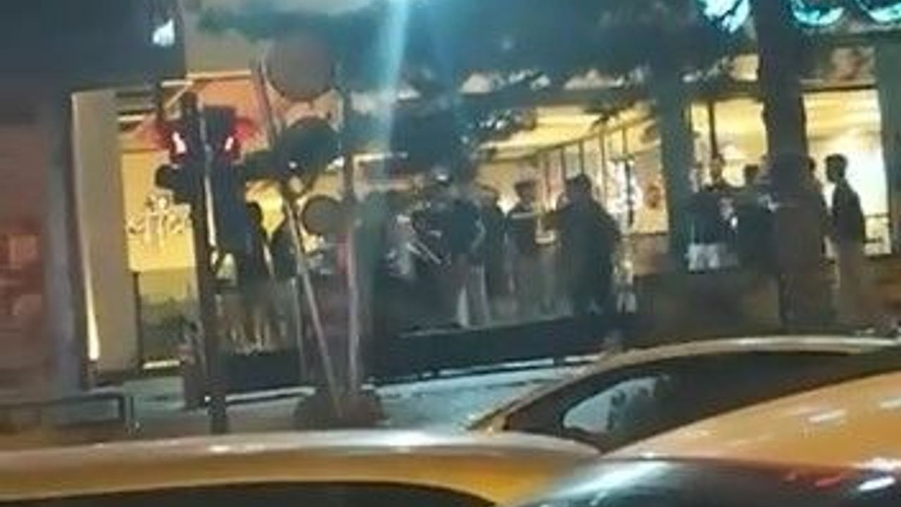 Bursa'da kafe önünde iki grup arasında kavga çıktı: O anlar kameraya yansıdı