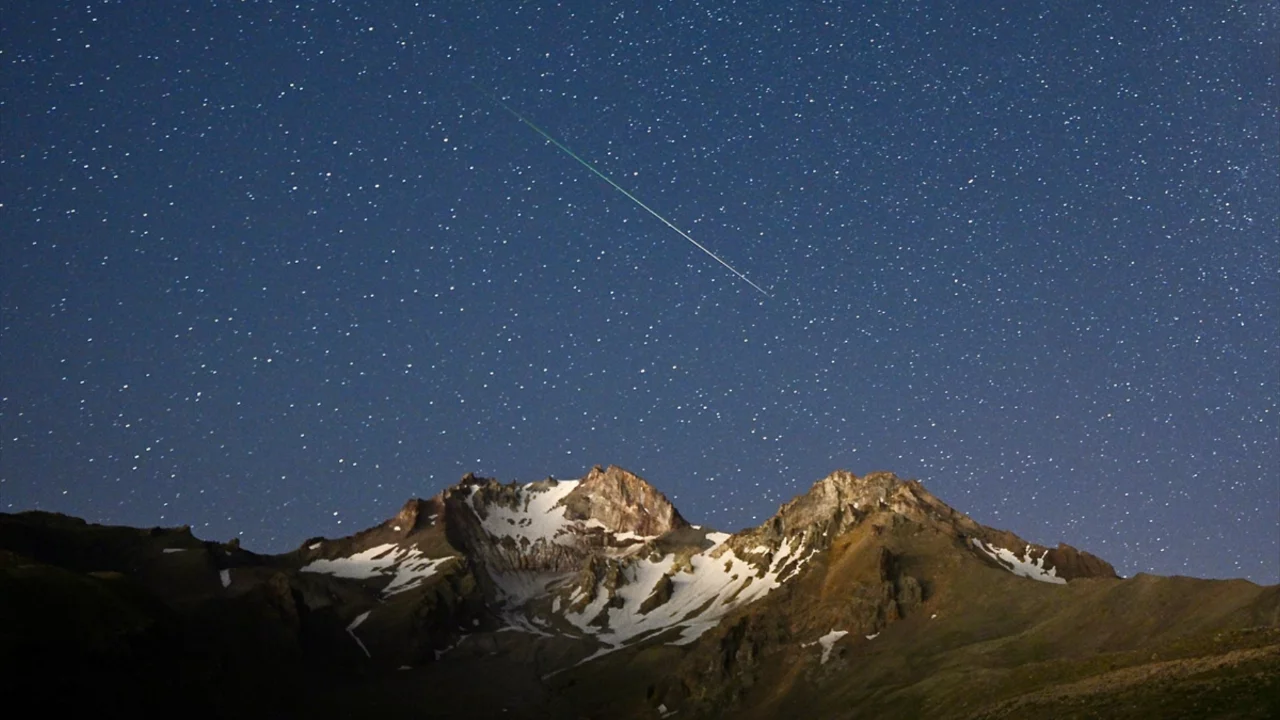 Erciyes'te Perseid meteor yağmuru gözlemi: Astronomi tutkunları bir araya geldi Erciyes'te Perseid meteor yağmuru gözlemi: Astronomi tutkunları bir araya geldi