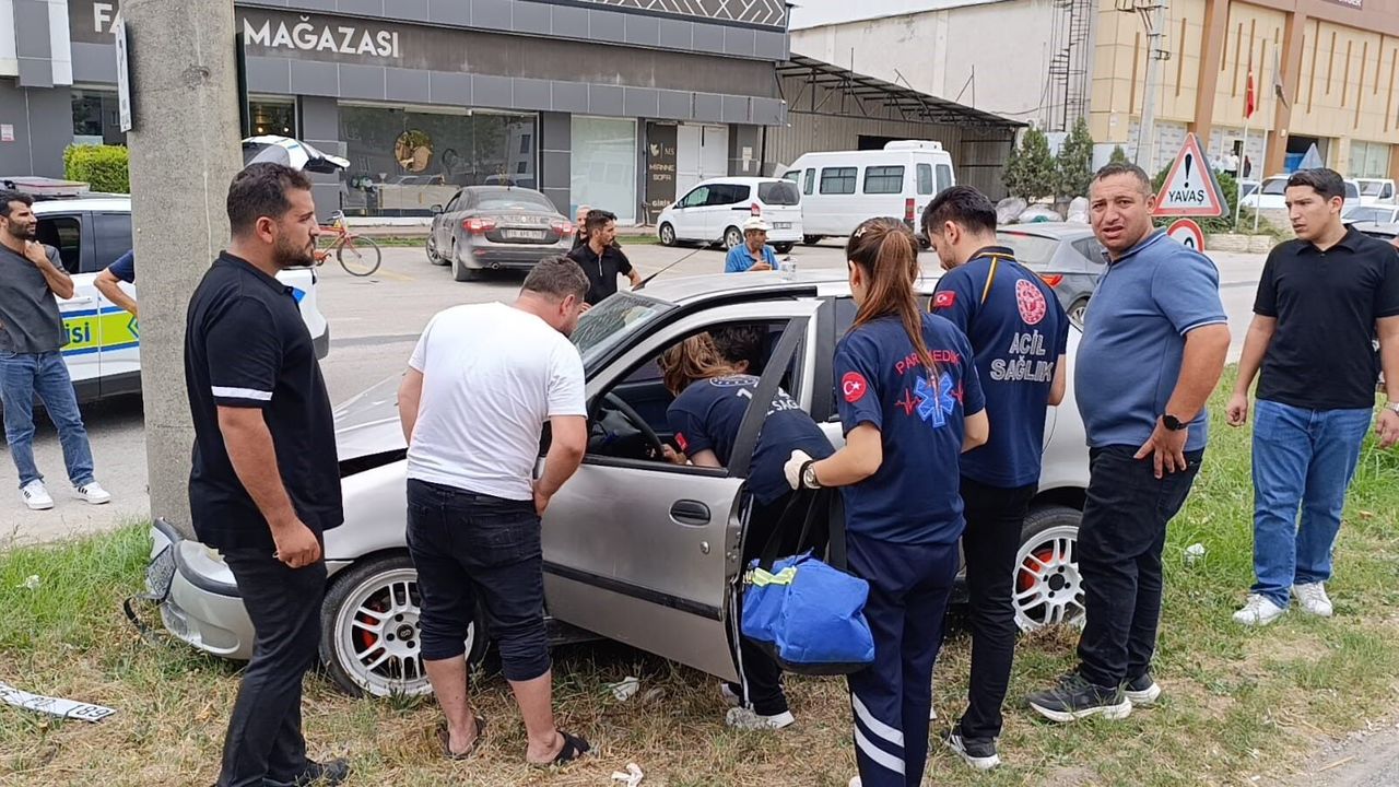 İnegöl'de Bursa-Ankara yolunda kaza: 22 yaşındaki sürücü yaralandı