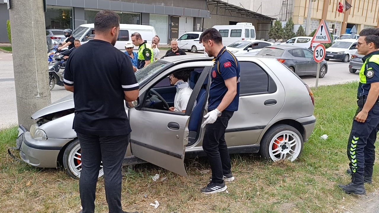 İnegöl'de kontrolden çıkan otomobil beton direğe çarptı: 1 yaralı