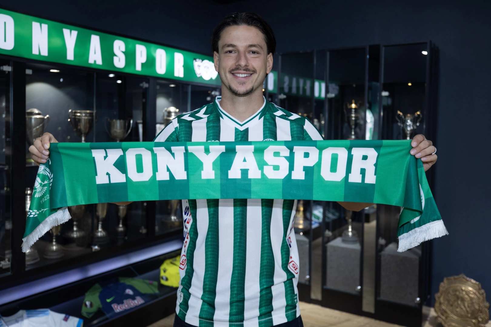 Konyaspor, forvet Enis Destan ile 3 yıllık sözleşme imzaladı