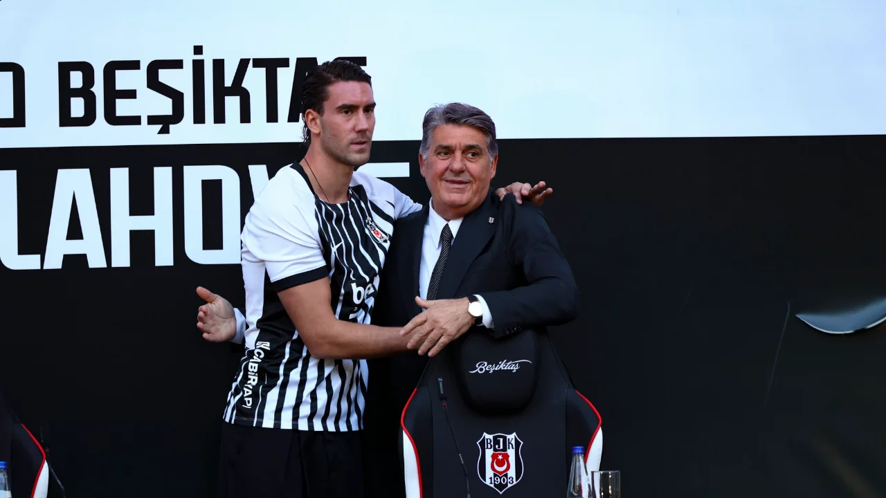 Beşiktaş'ta Vlahovic coşkusu: 20 bin taraftar imza töreninde