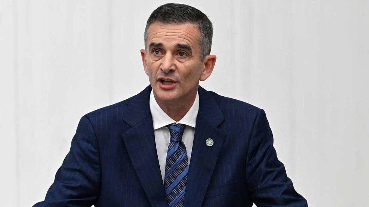 Ümit Dikbayır, AK Parti'ye katılmayacağını açıkladı: Kirli siyaset vurgusu Ümit Dikbayır, AK Parti'ye katılmayacağını açıkladı: Kirli siyaset vurgusu