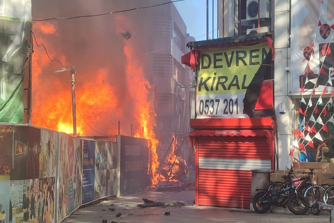 Alevler yükseldi: Kocaeli'de yangın iki işletmeye sıçradı