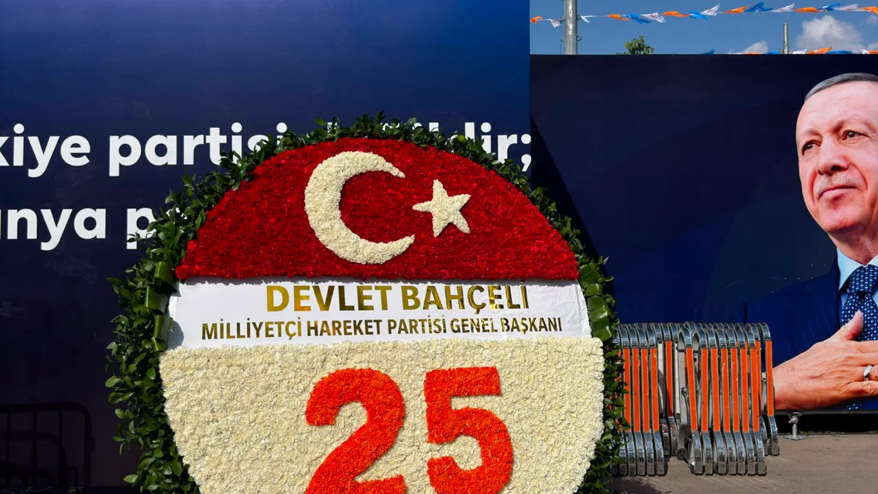 Bahçeli, AK Parti'nin 25. yılı için özel çelenk gönderdi