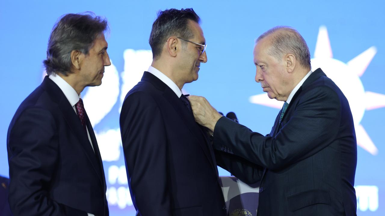 Siyasi güç artıyor: AK Parti'ye 3 milletvekili ve 7 başkan katıldı Siyasi güç artıyor: AK Parti'ye 3 milletvekili ve 7 başkan katıldı
