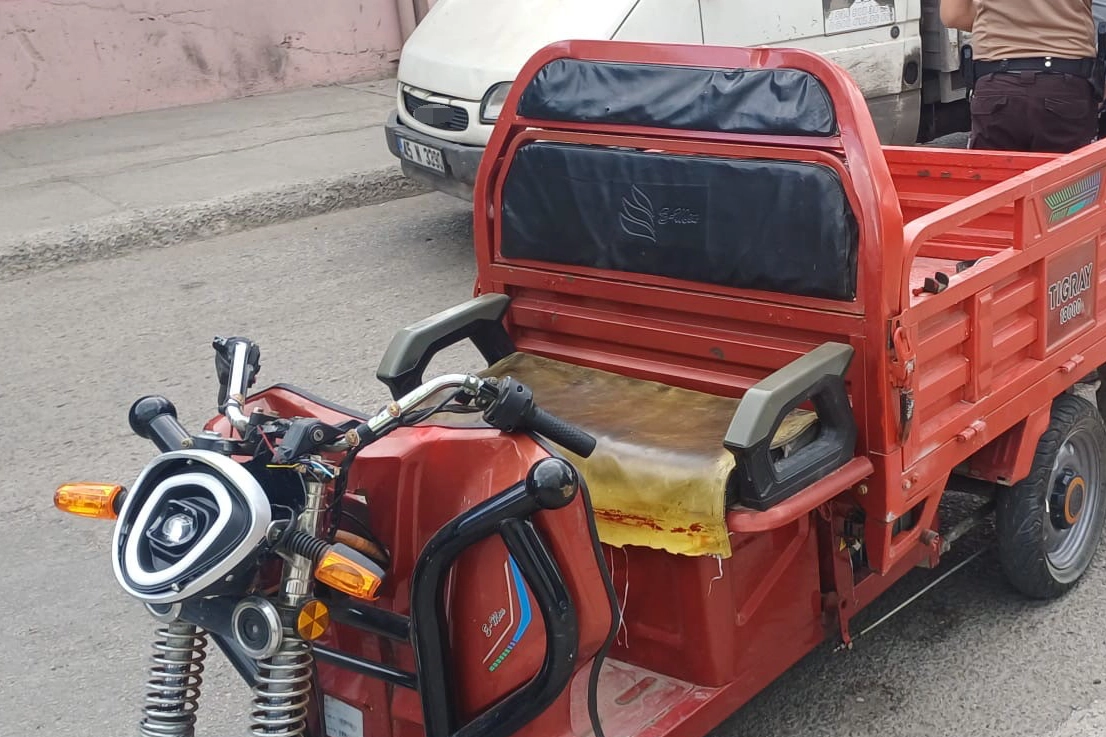 Cami Altı Sokak'ta hafif ticari araç ve motosiklet çarpıştı: 5 yaralı