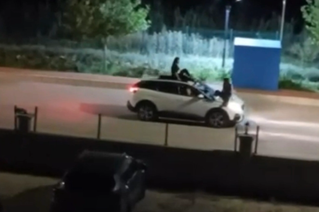 Elazığ'da tehlikeli yolculuk: İki kadın otomobilin üstünde Elazığ'da tehlikeli yolculuk: İki kadın otomobilin üstünde