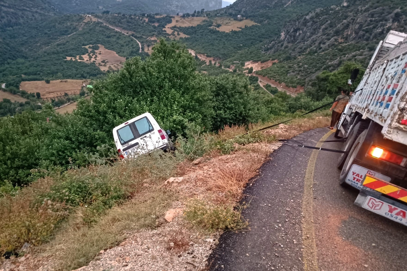 Osmaniye’de yağış nedeniyle yoldan çıkan araç uçurumdan son anda kurtuldu