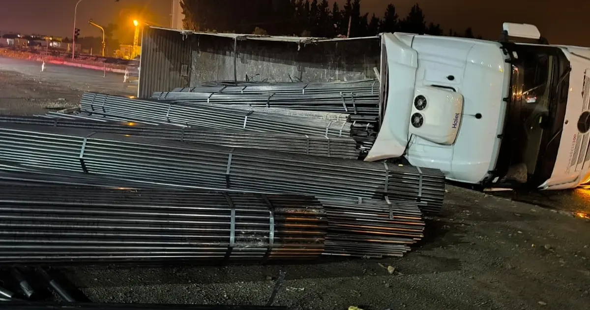 Hatay Dörtyol’da demir yüklü tır devrildi; sürücü hastaneye kaldırıldı