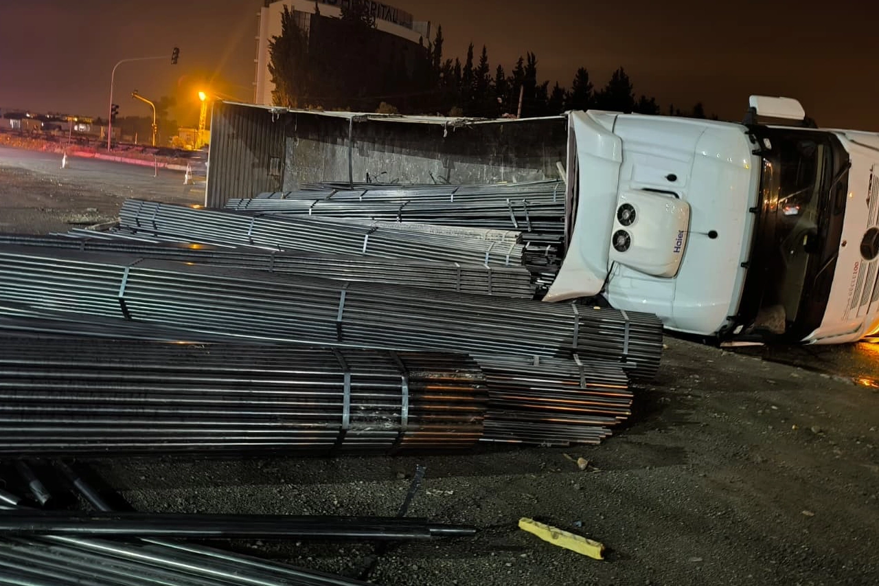 Hatay Dörtyol’da demir yüklü tır devrildi; sürücü hastaneye kaldırıldı