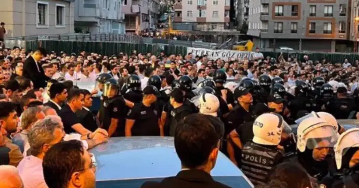 Ümraniye'de Süleymancılara yönelik operasyon: Polisle grup arasında arbede Ümraniye'de Süleymancılara yönelik operasyon: Polisle grup arasında arbede